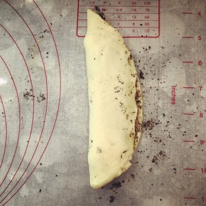 黑芝麻碧根果花朵面包 制作方法