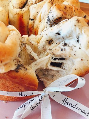 黑芝麻碧根果花朵面包 制作方法