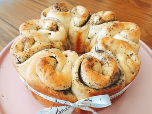 黑芝麻碧根果花朵面包 制作方法