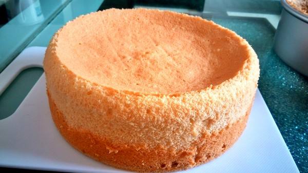 戚风蛋糕为什么会凹陷的三大原因,看完作出完美戚风蛋糕!