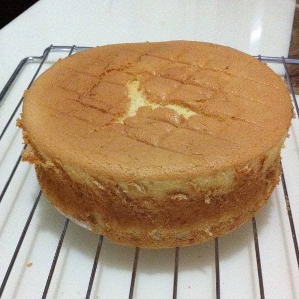 戚风蛋糕开裂的原因是什么？为什么我做的蛋糕容易开裂？