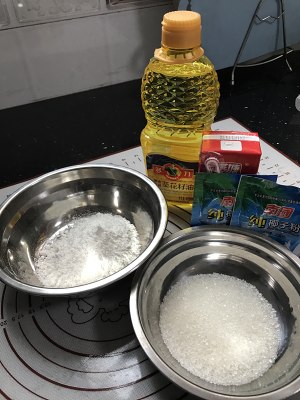 8寸椰子粉戚风蛋糕 制作方法