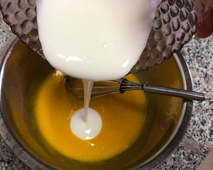 酸奶戚风蛋糕 制作方法