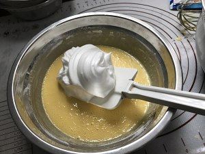 8寸椰子粉戚风蛋糕 制作方法