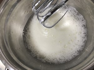 8寸椰子粉戚风蛋糕 制作方法