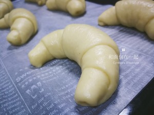 奶香牛角面包 制作方法