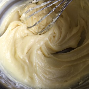 奶油奶酪馅草莓冻干餐包 制作方法