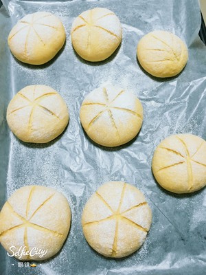 南瓜?咸蛋黄肉松麻薯软欧包?  制作方法