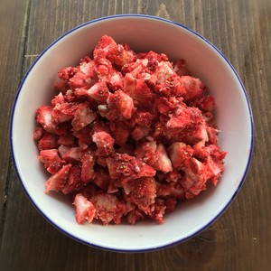 奶油奶酪馅草莓冻干餐包 制作方法