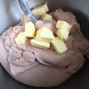 奶油奶酪馅草莓冻干餐包 制作方法