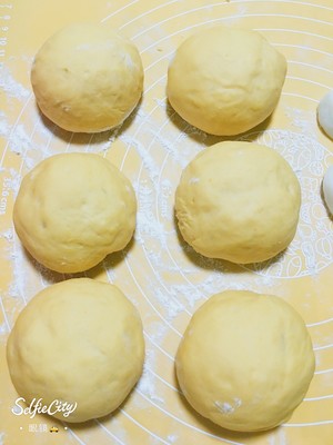 南瓜?咸蛋黄肉松麻薯软欧包?  制作方法