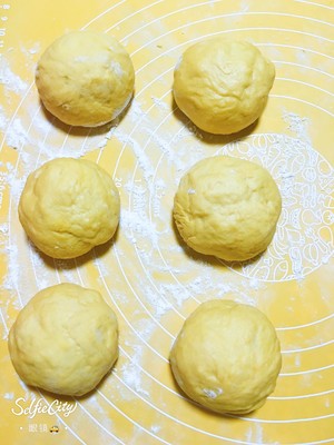 南瓜?咸蛋黄肉松麻薯软欧包?  制作方法