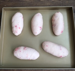 奶油奶酪馅草莓冻干餐包 制作方法