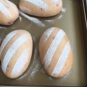 奶油奶酪馅草莓冻干餐包 制作方法