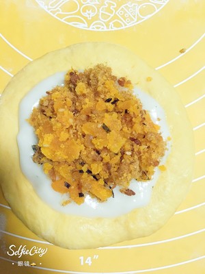 南瓜?咸蛋黄肉松麻薯软欧包?  制作方法