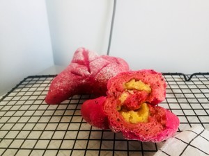 天然娇气红的火龙果面包  制作方法