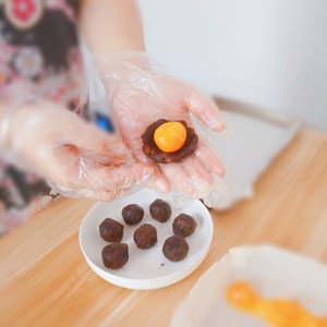 【懒人版】超详细快手蛋黄酥 制作方法