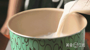 波霸奶茶泡芙-瀑布级的泡芙，一挤就爆浆！