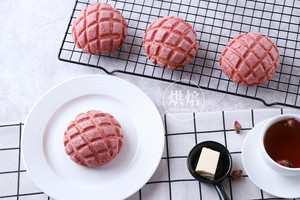 一次发酵的粉色菠萝包，连茶餐厅的招牌菠萝油都快被它取代!