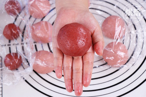 一次发酵的粉色菠萝包，连茶餐厅的招牌菠萝油都快被它取代!