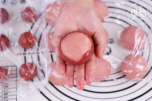 一次发酵的粉色菠萝包，连茶餐厅的招牌菠萝油都快被它取代!