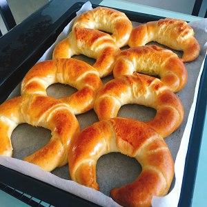 松软的肉松(香肠)(牛角)面包 制作方法