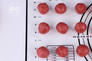 一次发酵的粉色菠萝包，连茶餐厅的招牌菠萝油都快被它取代!