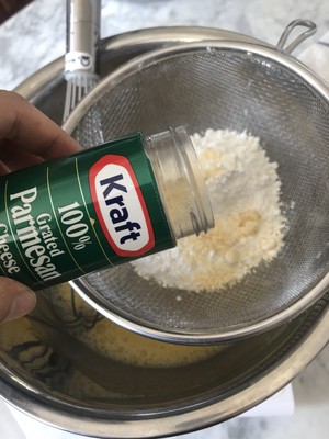 芝士黑椒咸戚风  制作方法