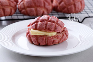 一次发酵的粉色菠萝包，连茶餐厅的招牌菠萝油都快被它取代!