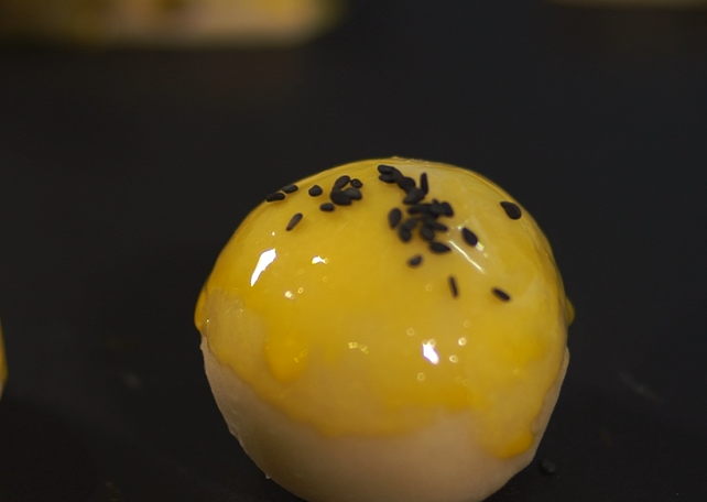 【自制网红蛋黄酥的做法步骤图,怎么做好吃】在美食中寻开心-制作
