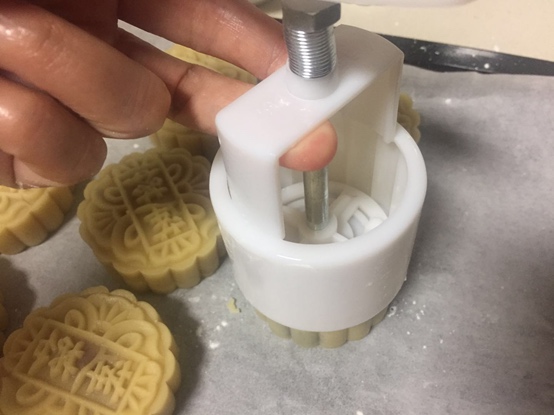 【广式月饼的做法步骤图，广式月饼怎么做好吃】玖食小厨-制作