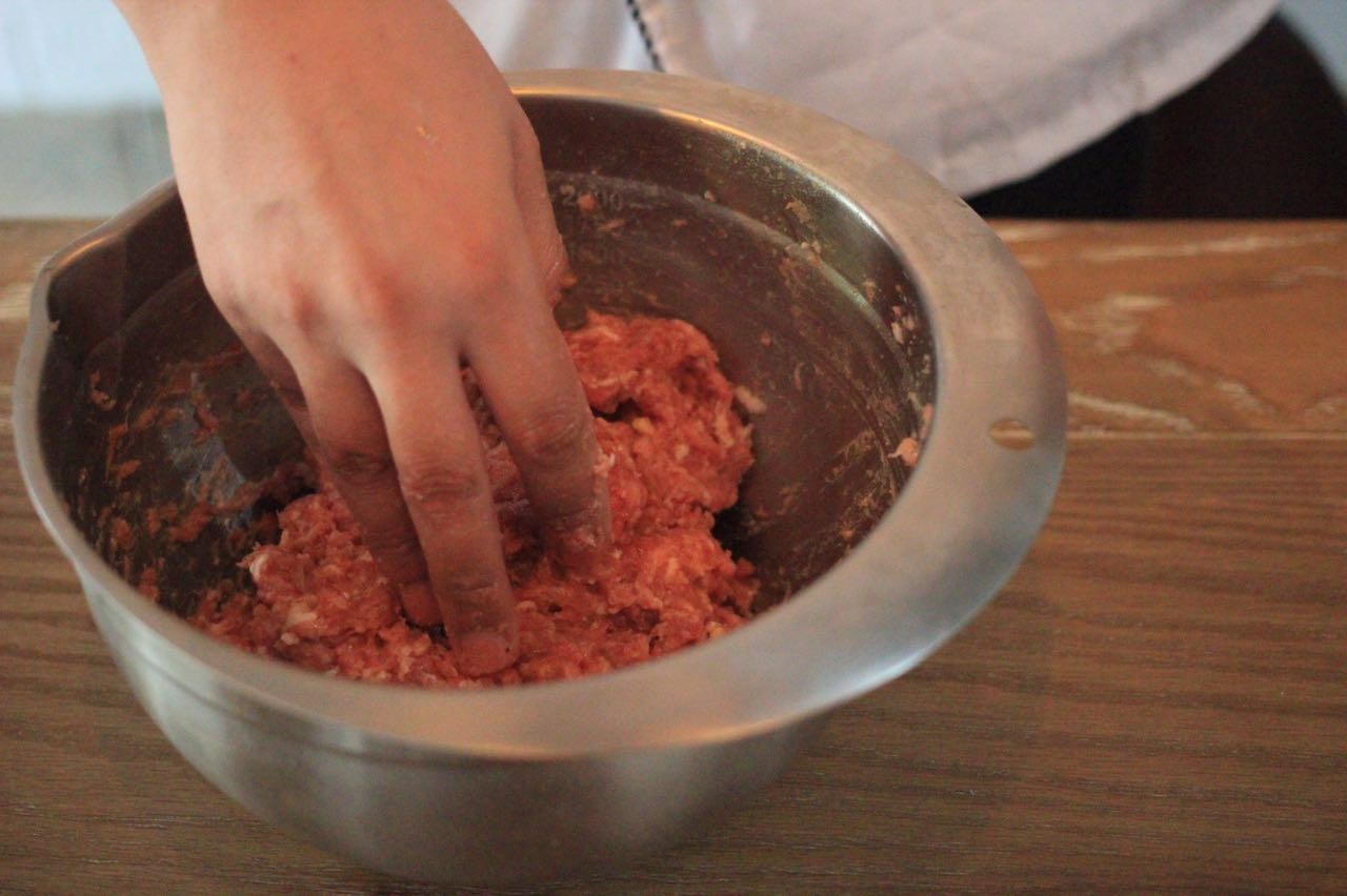 【鲜肉月饼的做法步骤图，鲜肉月饼怎么做好吃】一只梨花压海棠-制作