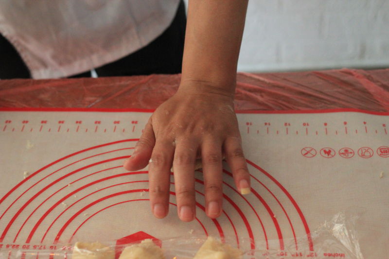 【鲜肉月饼的做法步骤图，鲜肉月饼怎么做好吃】一只梨花压海棠-制作