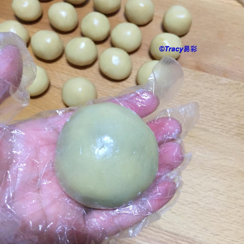 【广式月饼－－蛋黄豆沙月饼的做法步骤图】Tracy易彩-制作