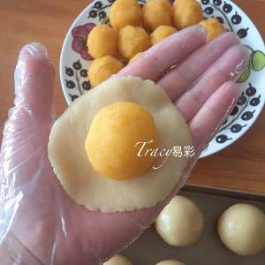 【金沙奶黄月饼的做法步骤图,怎么做好吃】Tracy易彩-制作