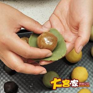 【桃山皮月饼的做法步骤图，桃山皮月饼怎么做好吃】大宫家烘焙公社-制作