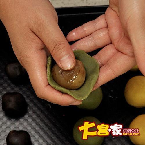 【桃山皮月饼的做法步骤图，桃山皮月饼怎么做好吃】大宫家烘焙公社-制作