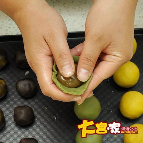 【桃山皮月饼的做法步骤图，桃山皮月饼怎么做好吃】大宫家烘焙公社-制作