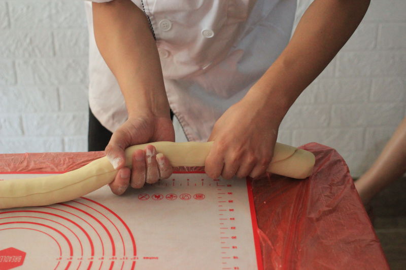 【鲜肉月饼的做法步骤图，鲜肉月饼怎么做好吃】一只梨花压海棠-制作