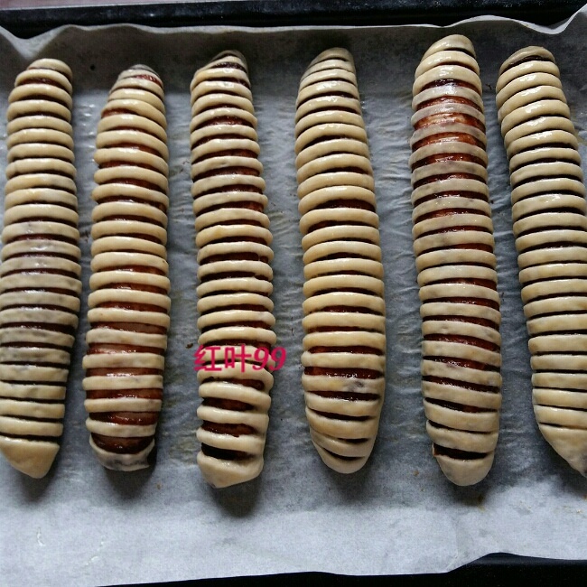 【毛毛虫豆沙面包的做法步骤图,怎么做好吃】红叶99-制作