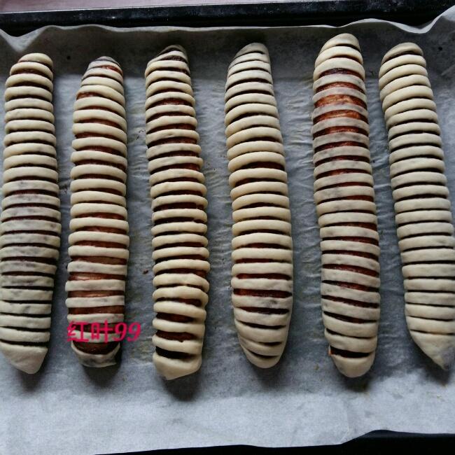 【毛毛虫豆沙面包的做法步骤图,怎么做好吃】红叶99-制作