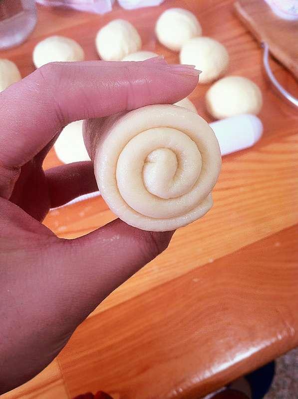 【椰蓉面包卷的做法步骤图，椰蓉面包卷怎么做好吃】xiao_MiSs7-制作