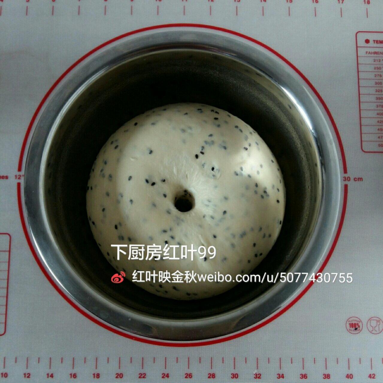 【黑芝麻营养餐包(软妹子)的做法步骤图】红叶99-制作