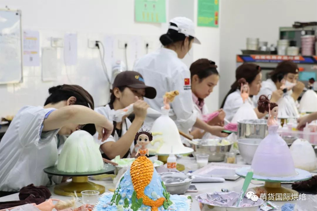 女生做烘焙学徒很累吗？去做烘焙学徒是一种怎样的体验？看了我都不敢当学徒了！！