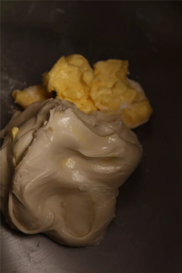 圣诞节来临,这款花环面包要不边戴边吃?