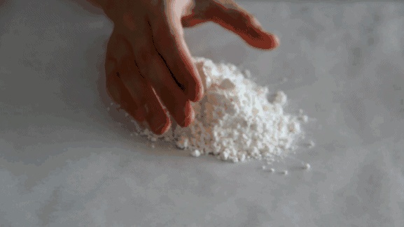 高筋面粉和低筋面粉有什么区别?我们用吐司来做了一次对比实验。