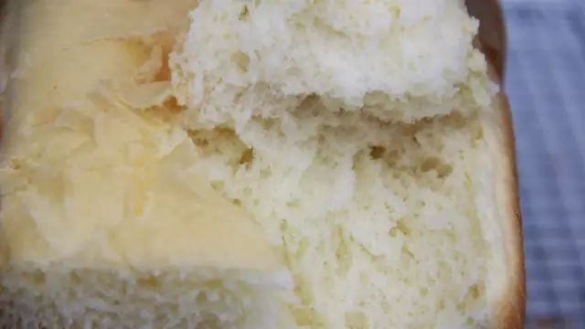高筋面粉和低筋面粉有什么区别?我们用吐司来做了一次对比实验。