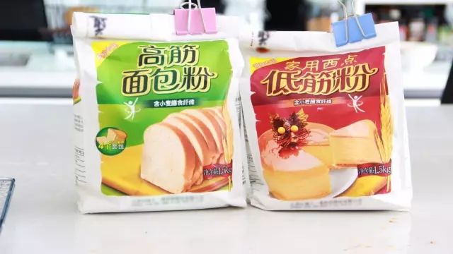 高筋面粉和低筋面粉有什么区别?我们用吐司来做了一次对比实验。