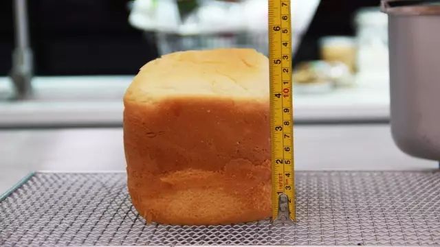 高筋面粉和低筋面粉有什么区别?我们用吐司来做了一次对比实验。