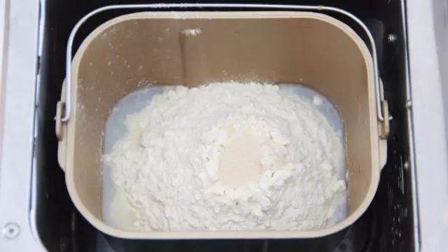 高筋面粉和低筋面粉有什么区别?我们用吐司来做了一次对比实验。